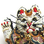 「招き猫のブローチ」